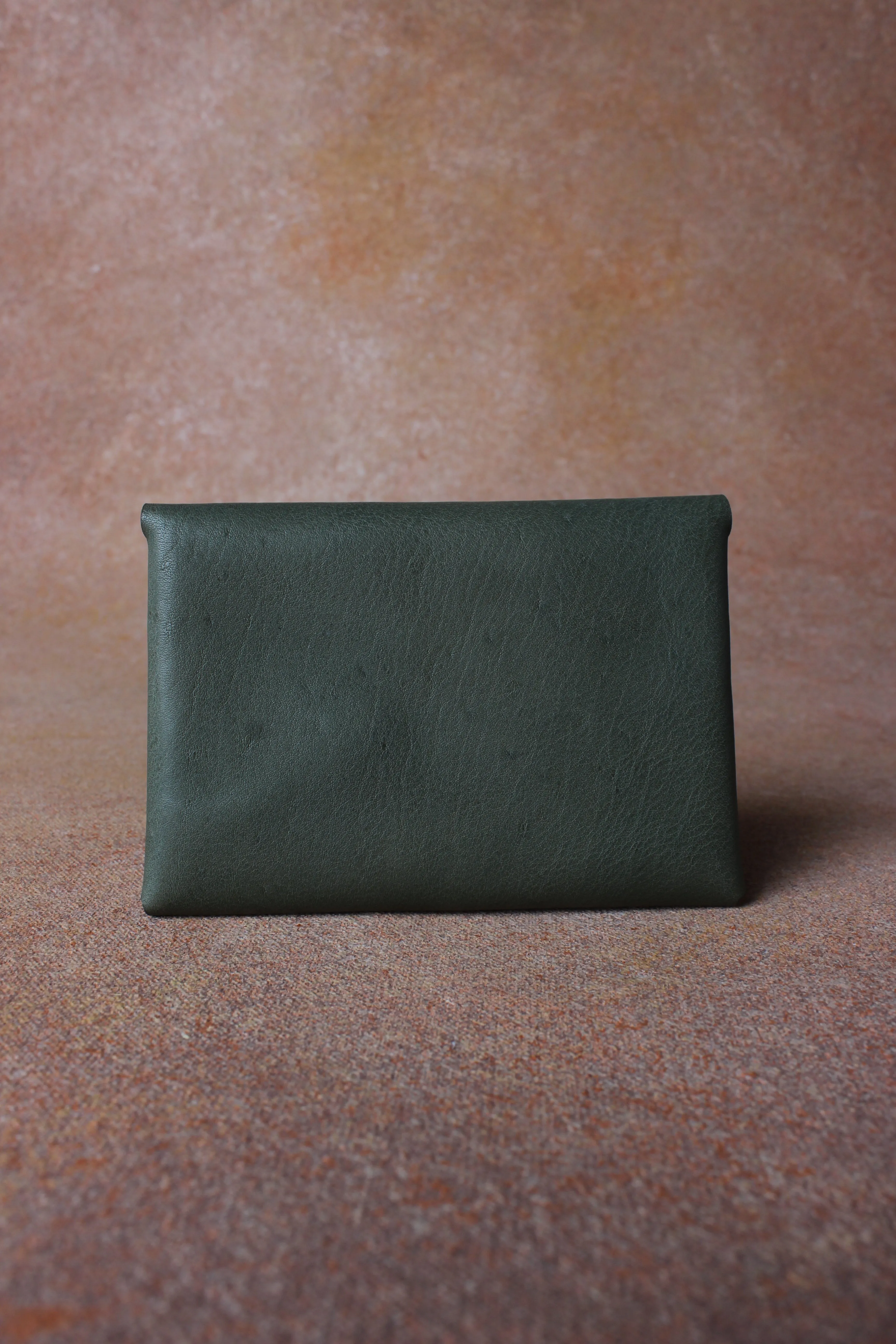 Timeless Appeal: Leather Card Pouch with Sutle Plane Texture