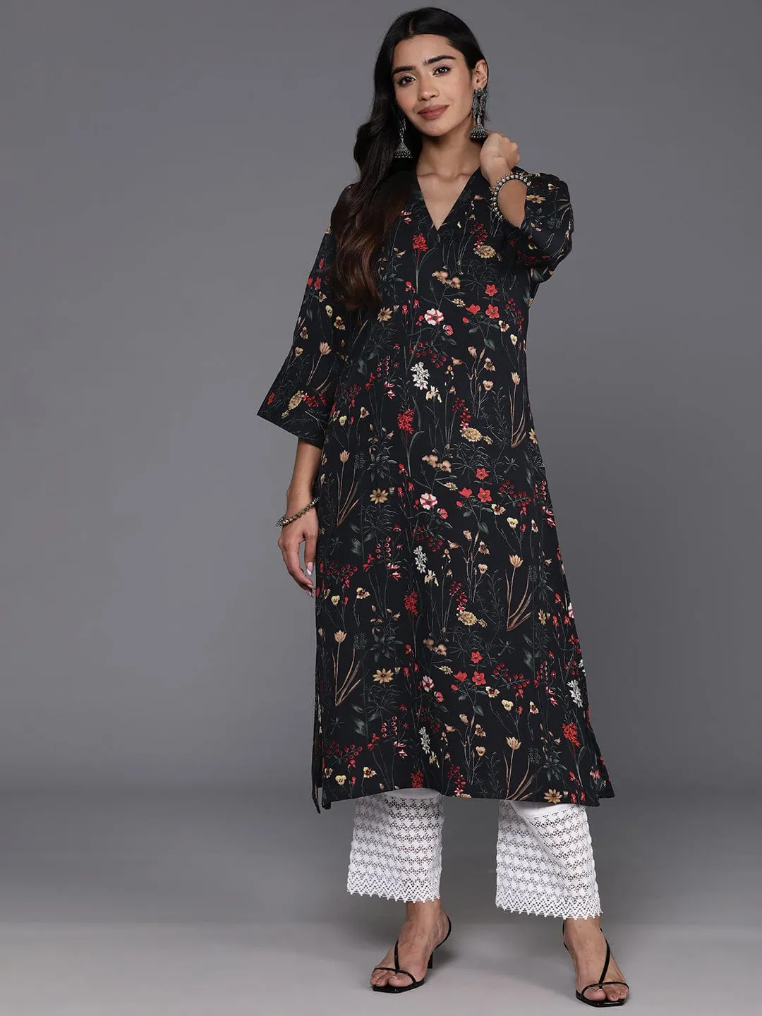 Varanga Women Black Floral Printed Straight Kurta Vkur1763 S